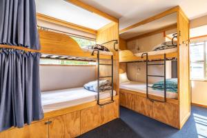 皇后镇弗莱明奇威背包客旅馆的一间在巴士上配有双层床的房间