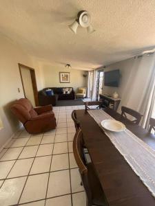恩塞纳达港Casa Orta Ensenada的客厅配有桌子和沙发