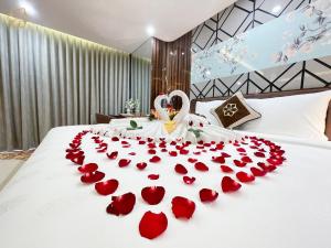 荣市Cửa Đông Luxury Hotel的一张床上有一大堆红玫瑰