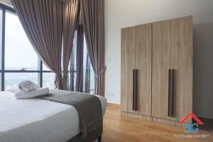 吉隆坡The Elements by Grabstay的一间卧室设有一张大床和一个大窗户