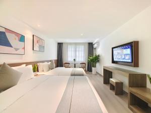 简阳国尚假日酒店(天府国际机场店)的一间酒店客房,配有一张大床和一台平面电视