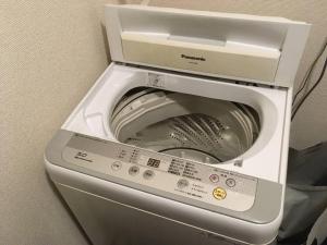 横滨SU House Yokohama 305 - Vacation STAY 13162的室内的洗衣机,门打开