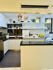 吉隆坡Cosy City Centre Living at WTC的厨房配有白色橱柜和黑色台面