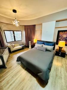 吉隆坡Cosy City Centre Living at WTC的一间带大床的卧室和一间客厅