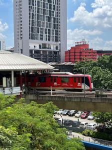 吉隆坡Cosy City Centre Living at WTC的城市桥梁上的红色火车