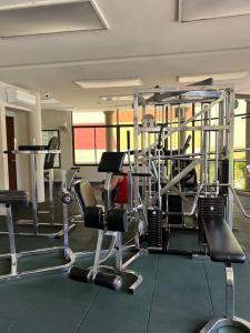 吉隆坡Cosy City Centre Living at WTC的一间健身房,里面配有数种设备