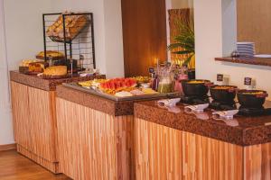 莫索罗魏里奥斯特酒店的自助餐,展示着许多食物