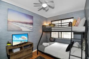 安特兰斯桑赫斯特5号公寓的一间带两张双层床和电视的卧室