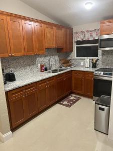 坦帕Oak Ridge House的厨房配有木制橱柜和炉灶烤箱。