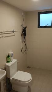 班吉Cozy Southville Bangi Free parking Wifi Netflix的一间带卫生间的浴室和墙上的一部电话