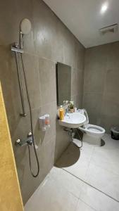 巴淡岛中心Alexa Meisterstadt pollux habibie的带淋浴、盥洗盆和卫生间的浴室