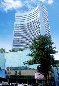 广州广州远洋宾馆（广交会期间提供免费接驳巴士）的前面有一棵树的高楼
