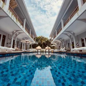吉利特拉旺安Sea Shell Resort的大楼内的一个蓝色海水游泳池