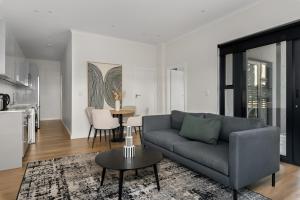 开普敦Newlands Peak Aparthotel by Totalstay的客厅配有沙发和桌子