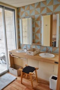 下田下田大和旅馆的浴室设有2个水槽和镜子