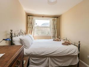 安布尔塞德Fellside View的卧室配有一张大白色床和窗户