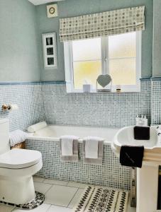 康威Woodbriar的带浴缸、卫生间和盥洗盆的浴室