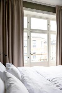 奥斯陆Frogner House - Bislett的一间卧室设有两张白色的床和窗户