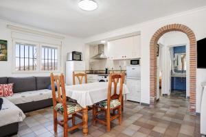 塔里法Casa Vistas al Mar Bolonia的厨房以及带桌椅的起居室。