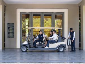 东莞东莞旗峰山酒店 - 原东莞旗峰山铂尔曼酒店的一群坐在高尔夫球车里的人