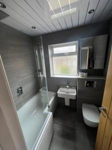 沃灵顿2 bed semi-detached house的一间带卫生间和水槽的小浴室