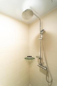 江陵市Gangneung PINEART Label的浴室内配有淋浴和头顶淋浴