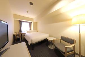 横滨新横滨国际酒店的配有一张床和一把椅子的酒店客房