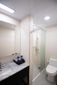 江陵市Gangneung PINEART Label的浴室配有卫生间、盥洗盆和淋浴。