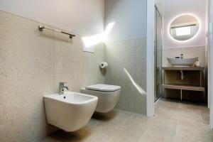 的里雅斯特DOMO Premium Apartments - Trieste Mazzini的一间带卫生间和水槽的浴室