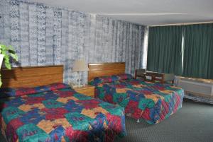 密歇根城密歇根城旅途汽车旅馆的酒店客房设有两张床和窗户。