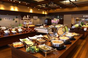松岛町Ooedo Onsen Monogatari Premium Hotel Sokan的包含多种不同食物的自助餐