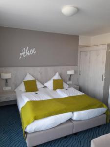 博尔库姆罗特尔德英赛尔酒店的一间卧室配有一张带黄色毯子的大床