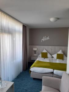 博尔库姆罗特尔德英赛尔酒店的酒店客房,配有床和沙发