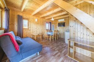 亚斯塔尔尼亚DRAGA AM Konkel的小木屋内的客厅配有蓝色沙发