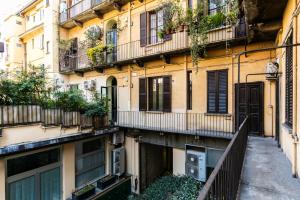 米兰Kandinsky - Exclusive Apartment的公寓大楼内的小巷设有阳台。