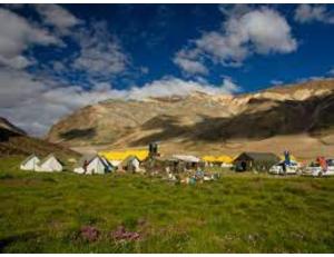 马拉里Dorje Camps Sarchu, Manali的山地里的一组帐篷