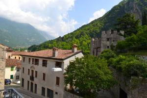 维托里奥·威尼托Residence Porta Della Muda的享有旧建筑和山脉的景色
