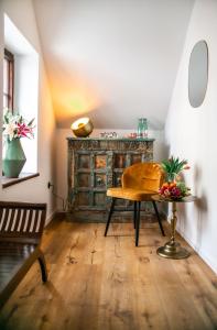 捷克克鲁姆洛夫Pension Adalbert的客房设有木桌和水果桌。