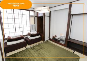 汤泽町Sansan Yuzawa Backpackers的客房设有两张床和大窗户。
