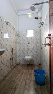 PurbbadulkiSundarban Tulip Homestay, Pakhiralay, WB的一间带卫生间和水槽的浴室
