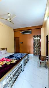 PurbbadulkiSundarban Tulip Homestay, Pakhiralay, WB的一间卧室配有一张床和吊扇