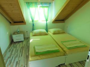 穆泰尔岛Nautica的一间卧室设有两张床和窗户。
