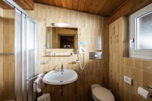 塞斯托瓦尔德海姆酒店的一间带水槽、卫生间和镜子的浴室