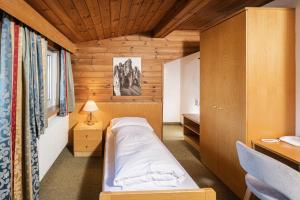 塞斯托瓦尔德海姆酒店的小木屋内的小卧室配有一张床