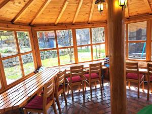 哈季奇Sarajevo Chalet的用餐室配有长木桌子和椅子