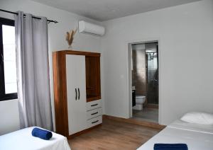 特鲁欧克比赫斯Bel appartement proche de la plage Trou Aux Biches的客房设有两张床和一间带卫生间的浴室。