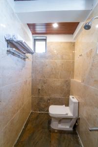 马哈巴莱斯赫瓦尔Dhimahi Residency的一间带卫生间和窗户的浴室