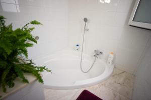 卡斯特利翁-德拉普拉纳Residencial Art Brut的浴室设有带淋浴的白色浴缸。