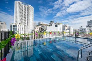 岘港Samatha Apartment & Hotel的一座建筑屋顶上的游泳池