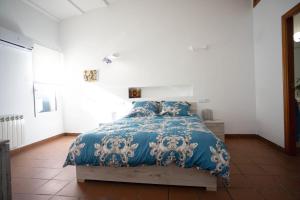 卡斯特利翁-德拉普拉纳Residencial Art Brut的一间卧室配有一张带蓝色棉被的床